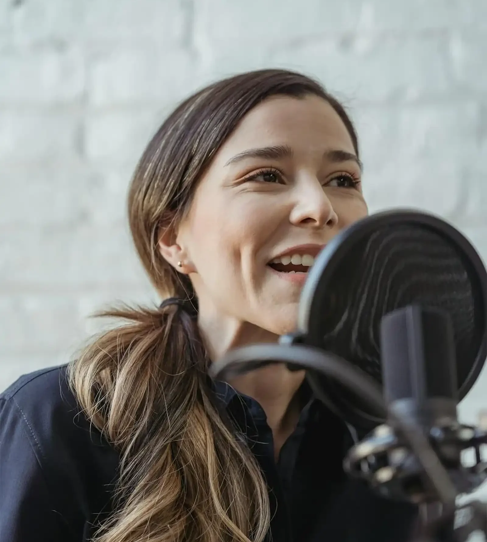 podcast-girl-e1744646707373.webp